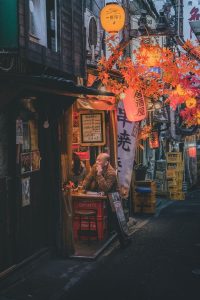 悬疑犯罪电影海报，侦探在雨夜城市街道上独行，霓虹灯光倒映在积水路面