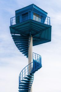 永久免费的电影网站 示例影片封面图，深色科幻风格电影海报，展示主角站在未来都市废墟前的剪影，霓虹灯光映衬