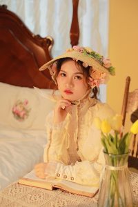 永久免费的电影网站 科幻动作电影海报，主角身穿战甲在爆炸背景前的英雄造型，画面色调冷峻震撼
